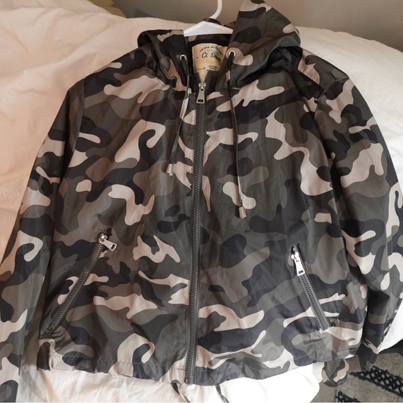 Camouflage/Camo Jacket with Drawstrings + Pocket | Crop Light Jacket for Spring - Picture 9 of 16